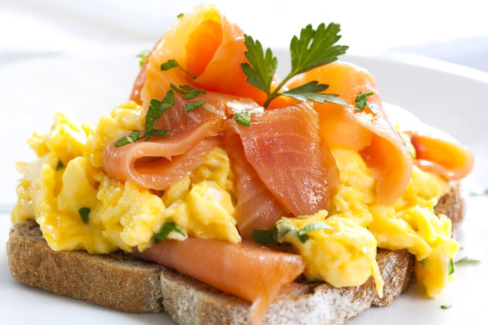 Salmon asap dan telur orak arik ala Inggris