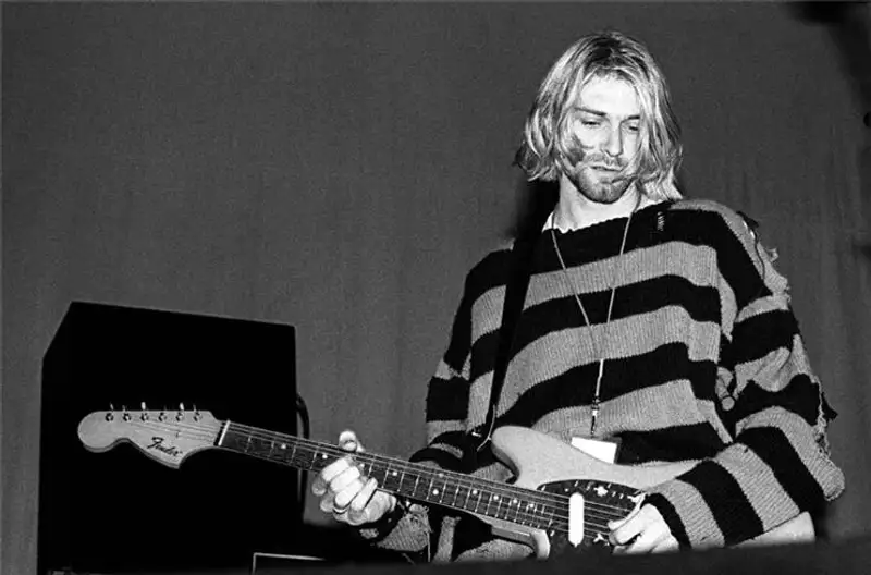 Kurt Cobain saat memainkan gitar dengan tangan kidal
