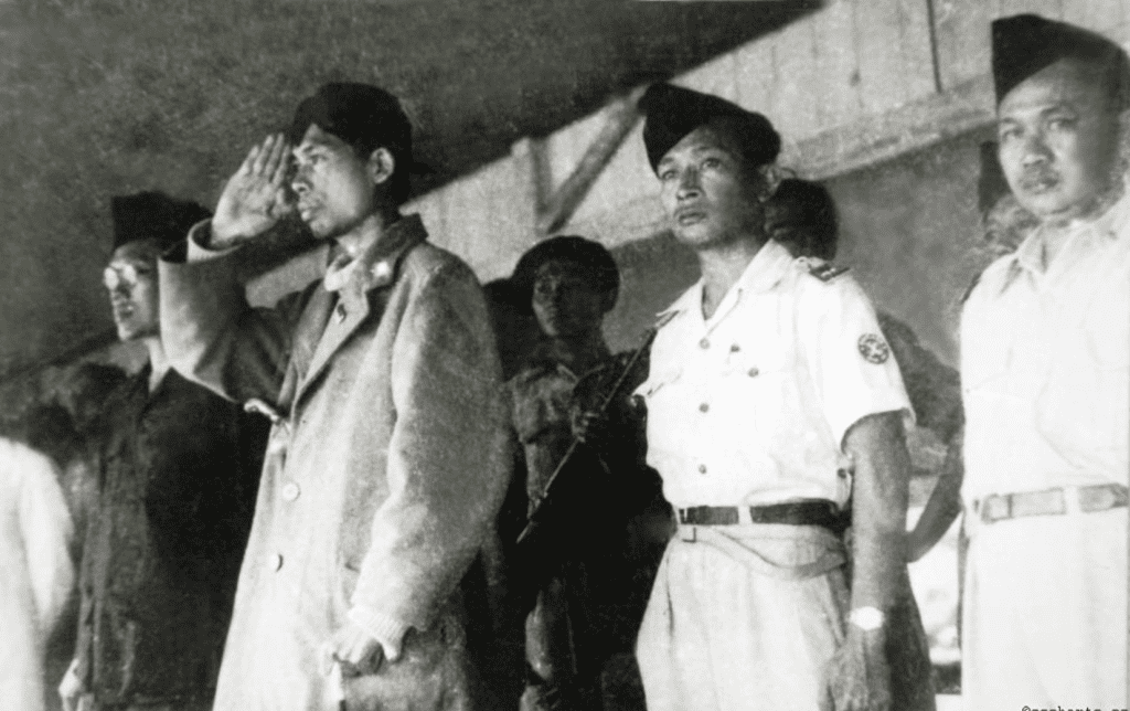 Letkol Soeharto saat mengawal Jendral Soedirman