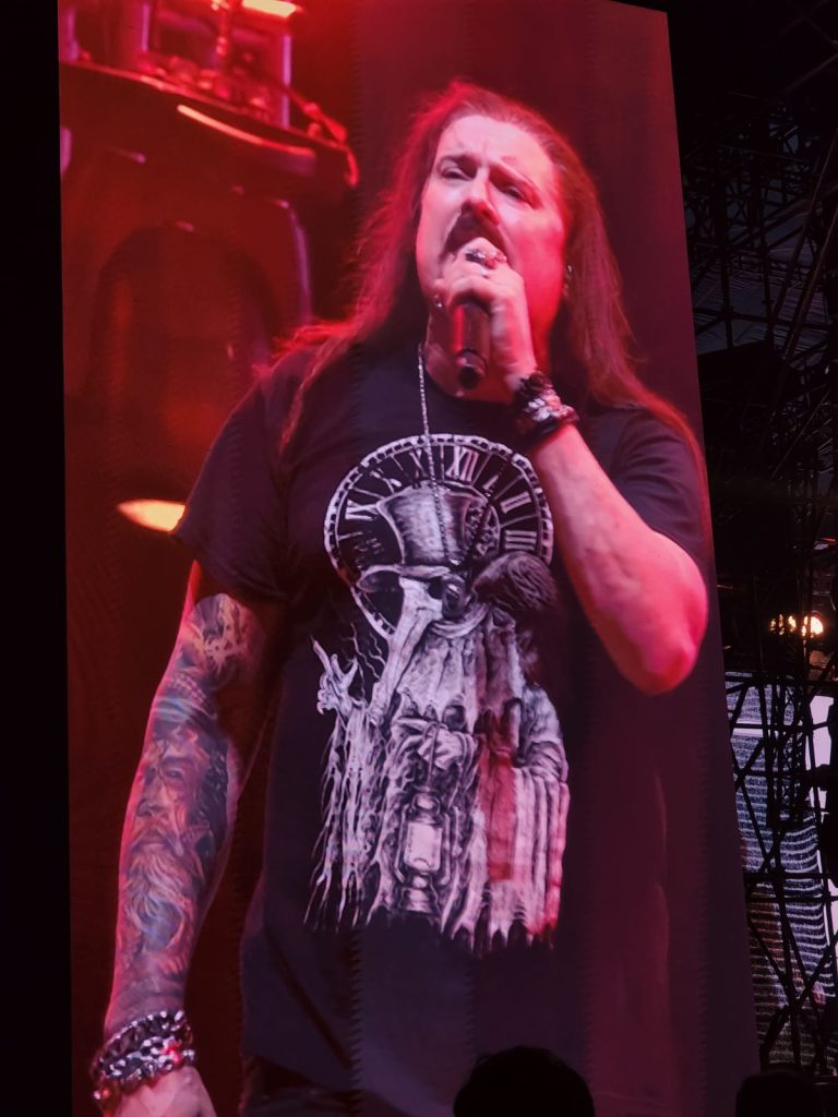James LaBrie dengan kaos Doctor Plague