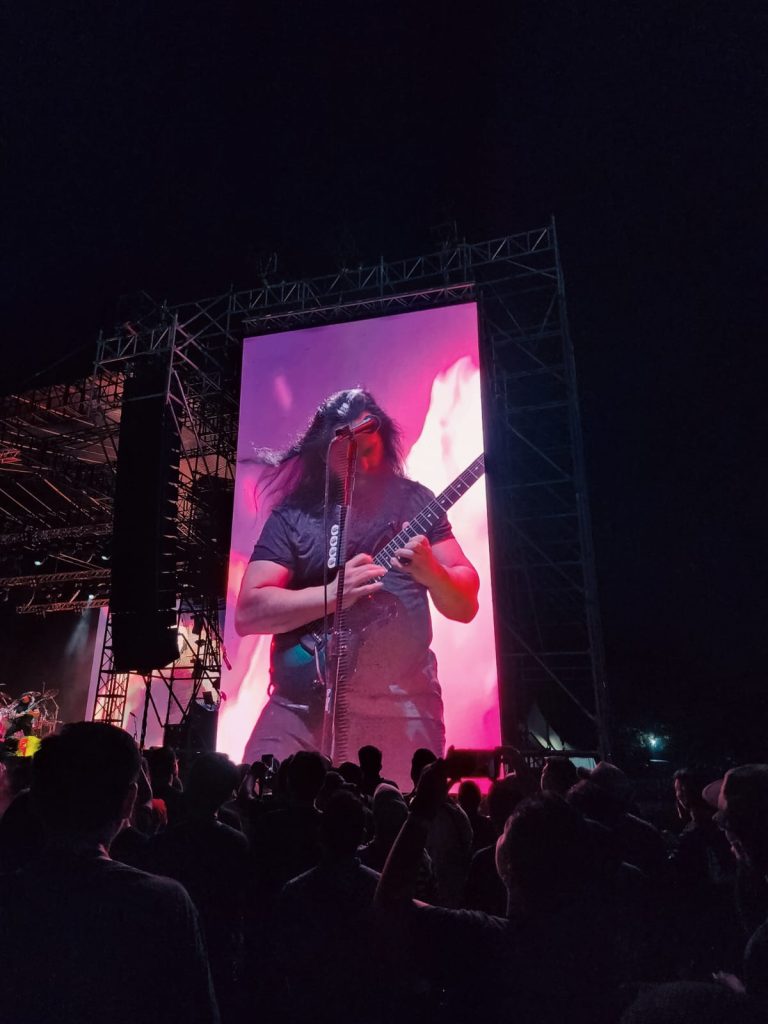 John Petrucci saat melakukan tapping