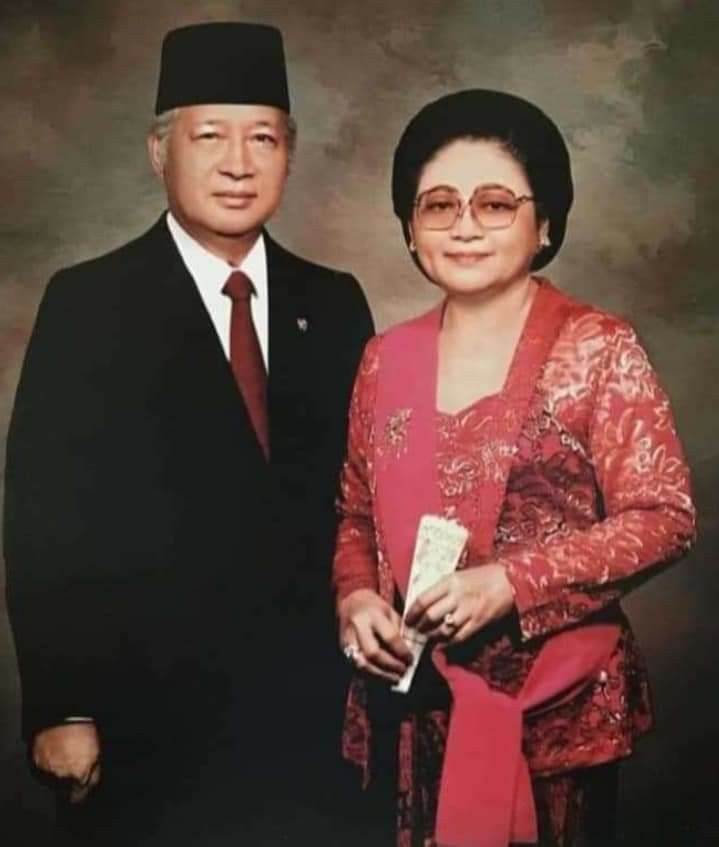 Pak Harto bersama Ibu Tien