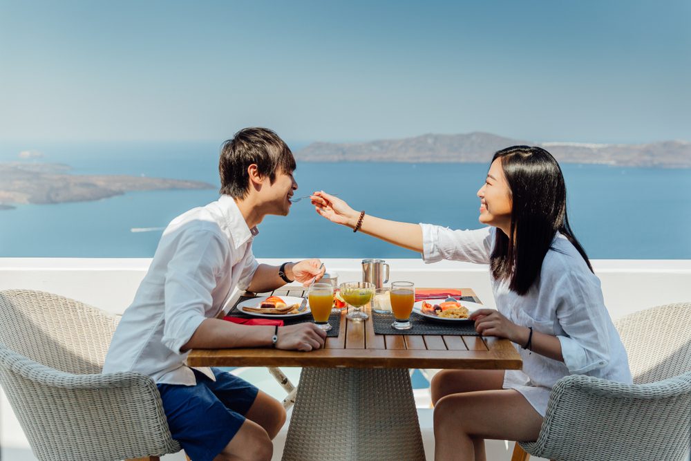 Punya Banyak Spot Romantis, Ini 5 Destinasi Honeymoon Di Indonesia Yang ...