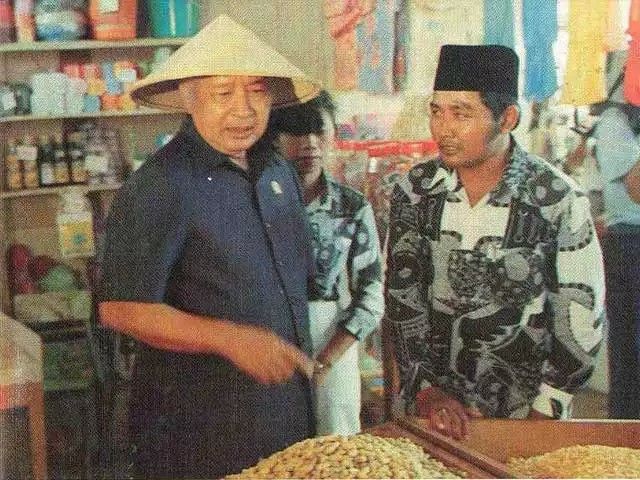 Pak Harto saat melakukan kunjungan ke pasar