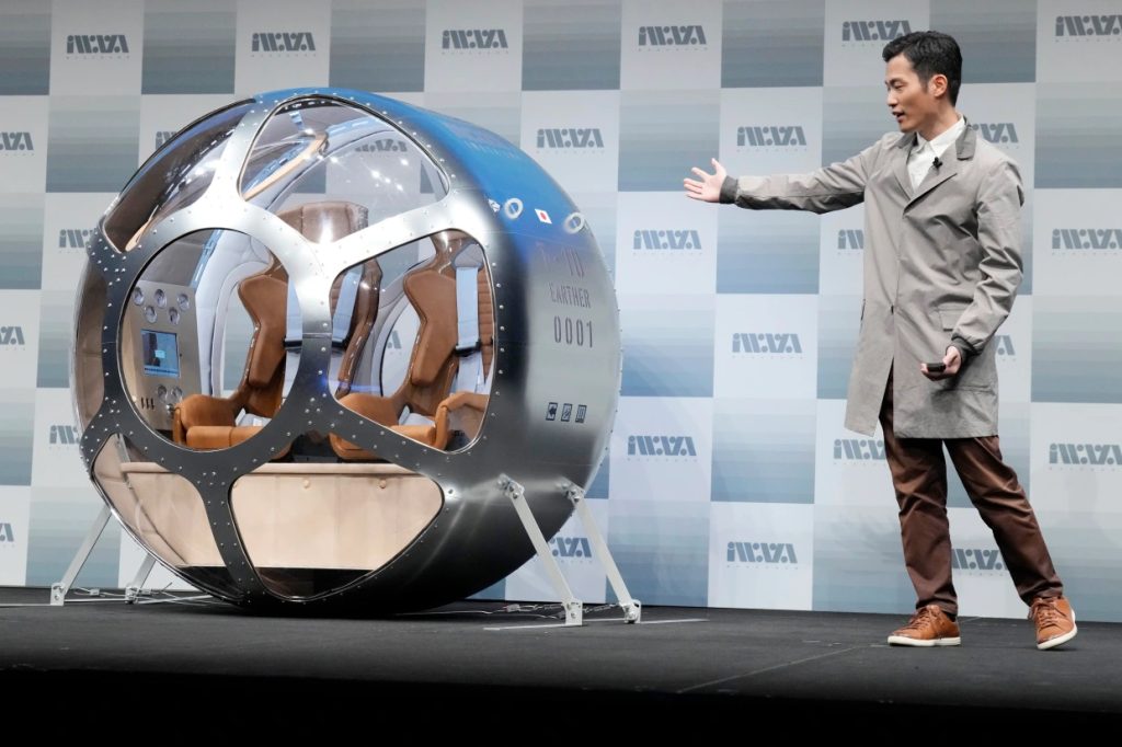 Keisuke Iwaya saat mengenalkan kapsul balon udara untuk wisata luar angkasa