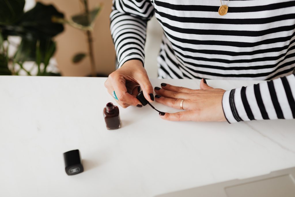 black nail art warna cat kuku hitam