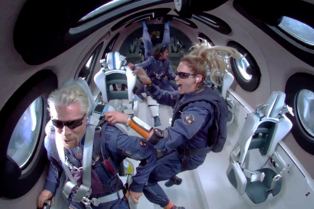 Richard Branson bersama kru dan penumpang saat berada di pesawat Virgin Galactic yang berada di luar angkasa